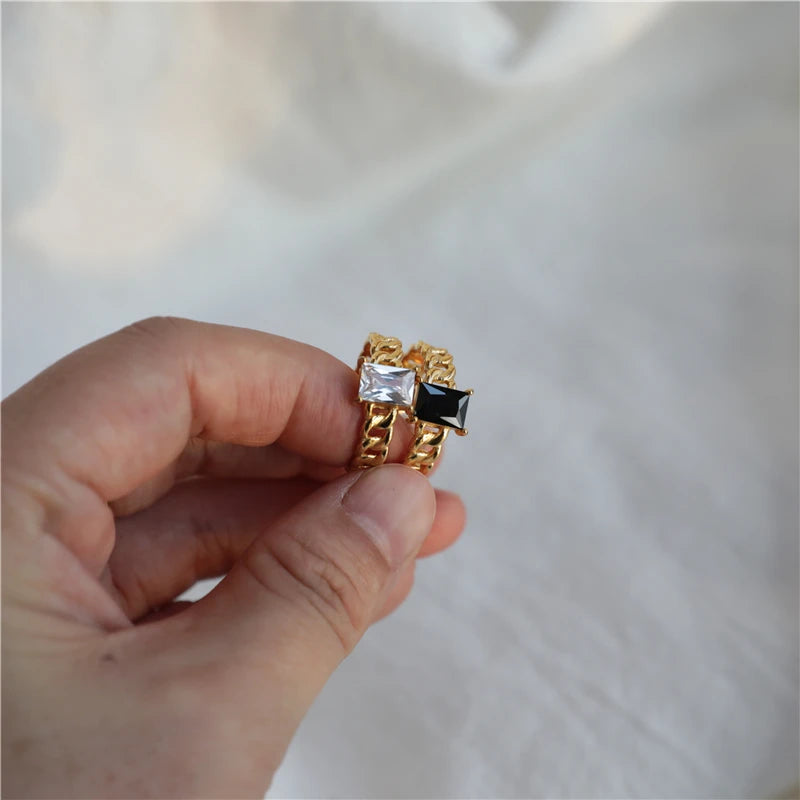 Domino. Ring worn